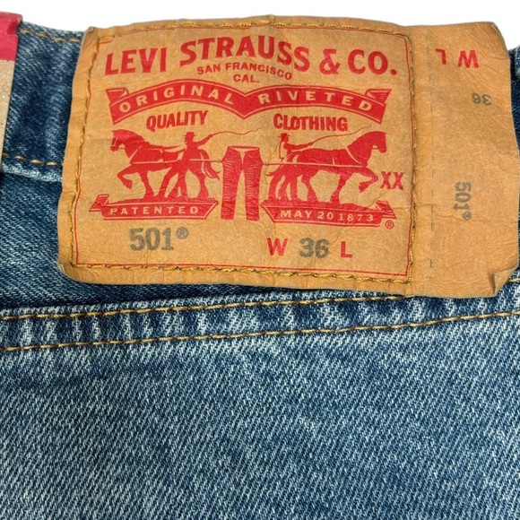 Levi’s 501 Button Fly Men’s Denim Jean Shorts 9” Inseam Distressed Size 36 NEW - Picture 6 of 7